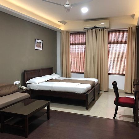 Hotel Ketan Пюн Екстериор снимка