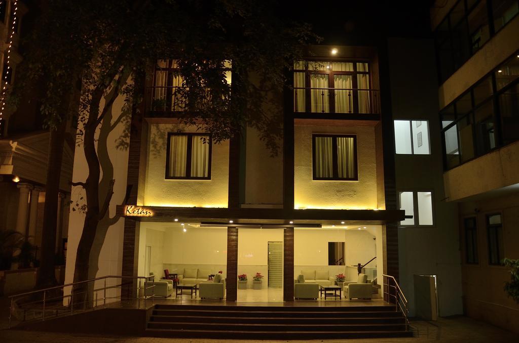 Hotel Ketan Пюн Екстериор снимка