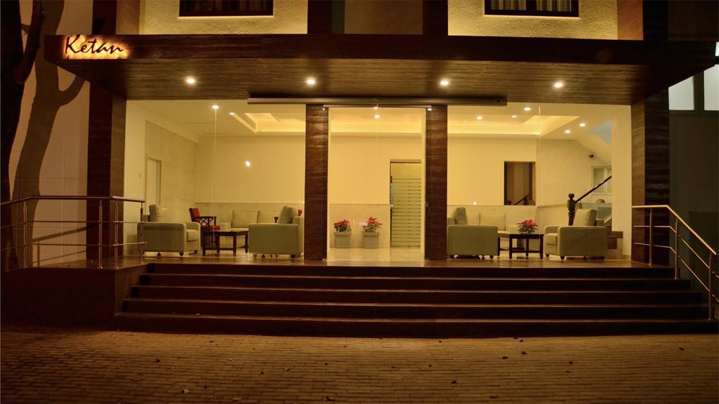 Hotel Ketan Пюн Екстериор снимка