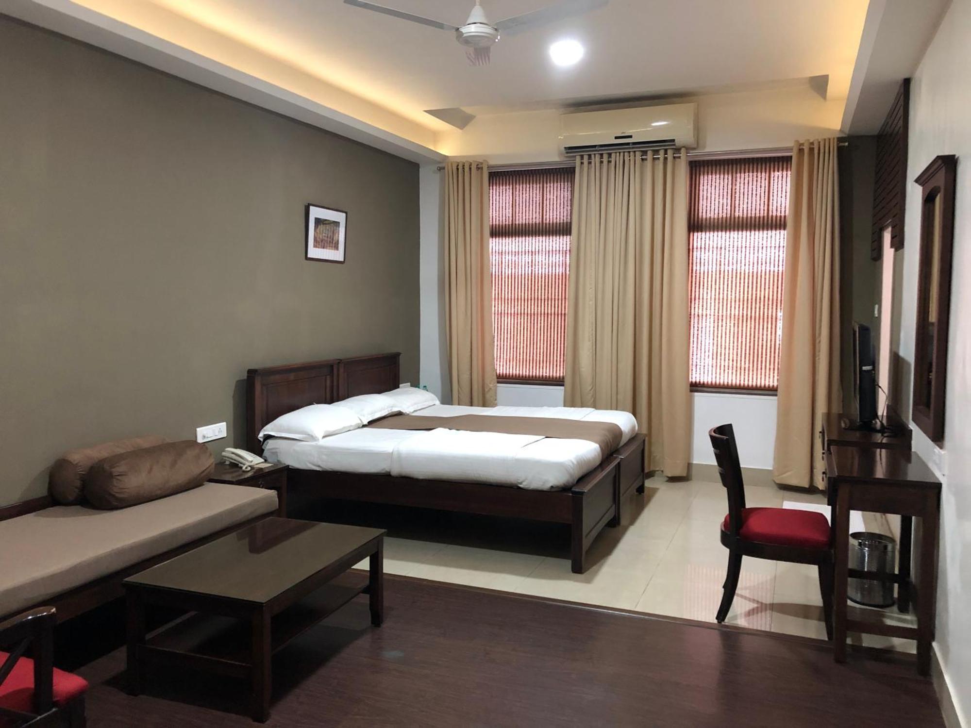 Hotel Ketan Пюн Екстериор снимка
