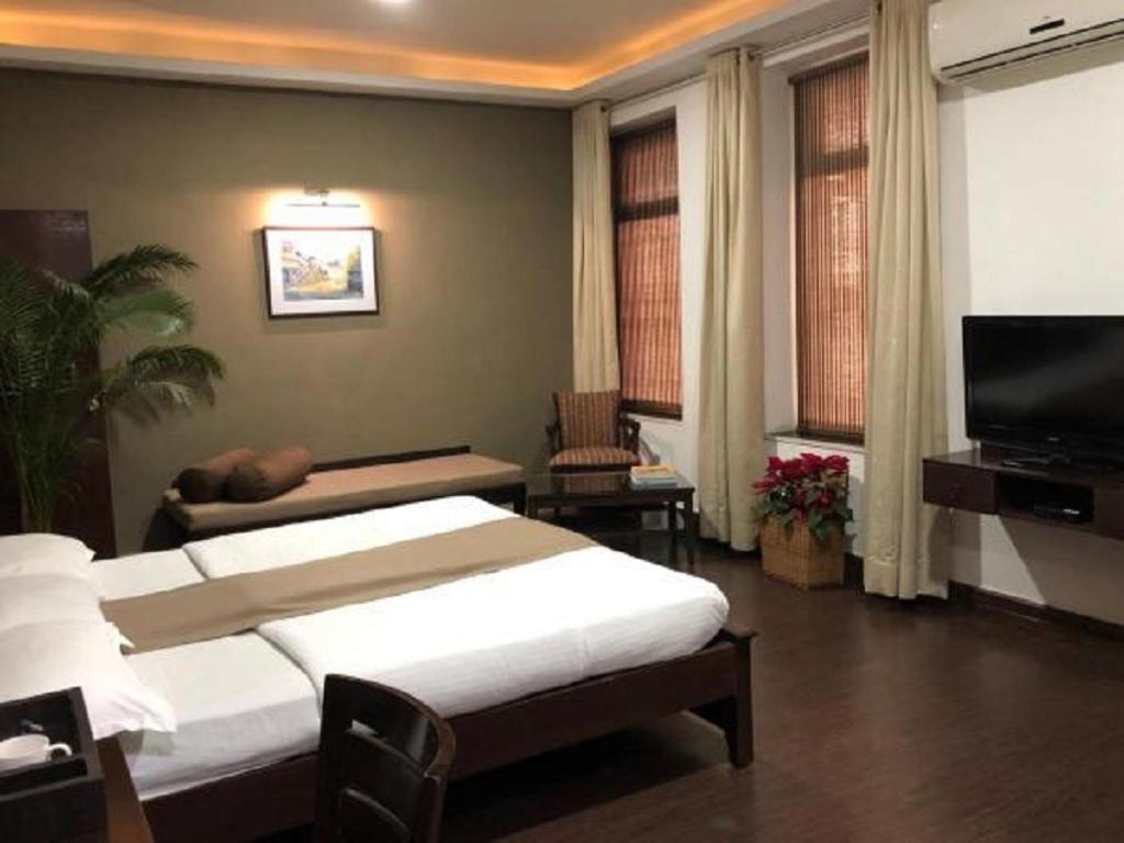 Hotel Ketan Пюн Екстериор снимка