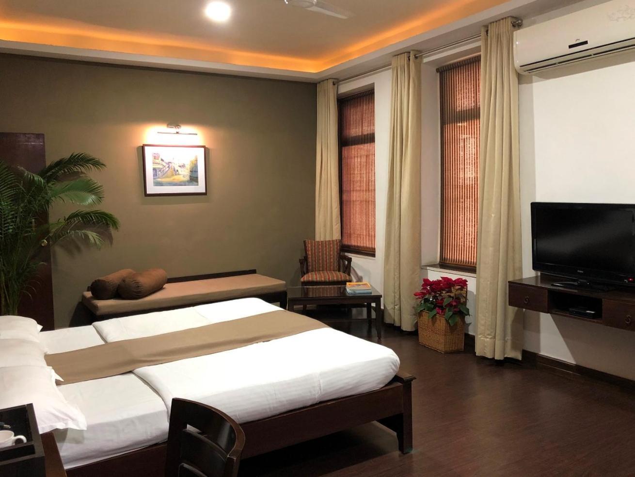 Hotel Ketan Пюн Екстериор снимка
