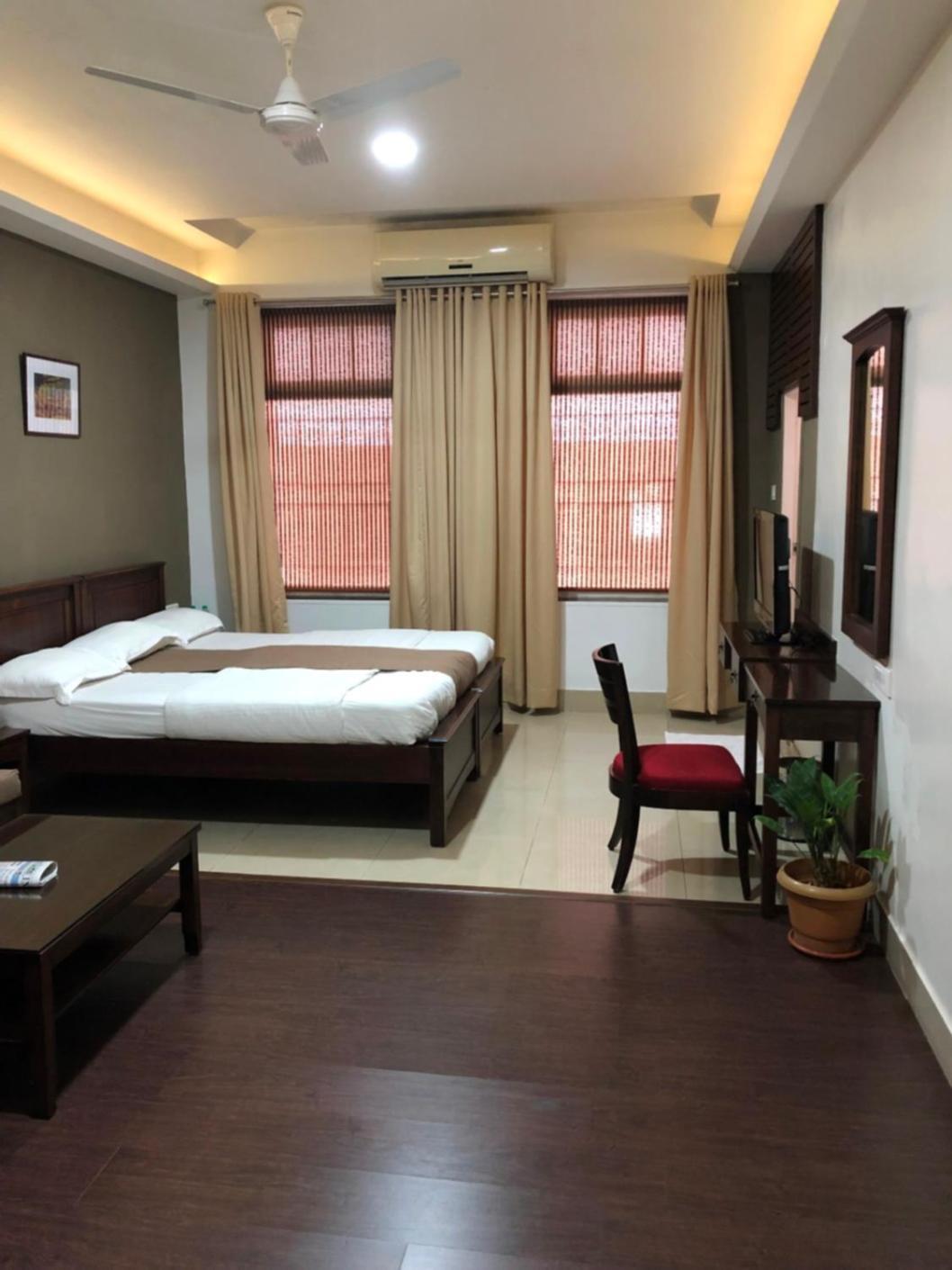 Hotel Ketan Пюн Екстериор снимка