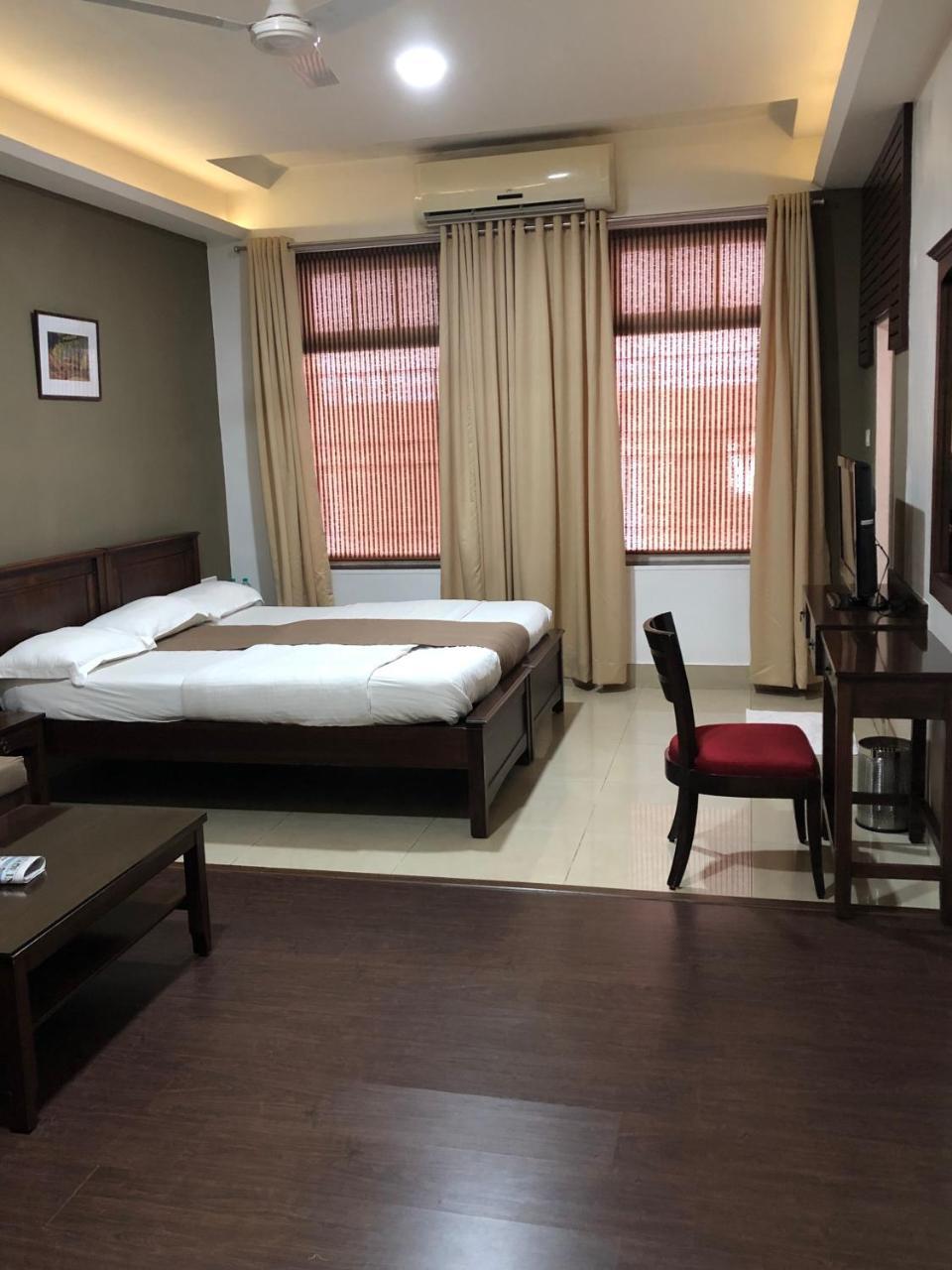 Hotel Ketan Пюн Екстериор снимка